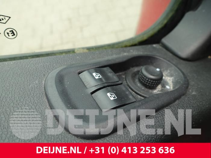 Interruptor de ventanilla eléctrica de un Renault Master IV (FV) 2.3 dCi 125 16V FWD 2017