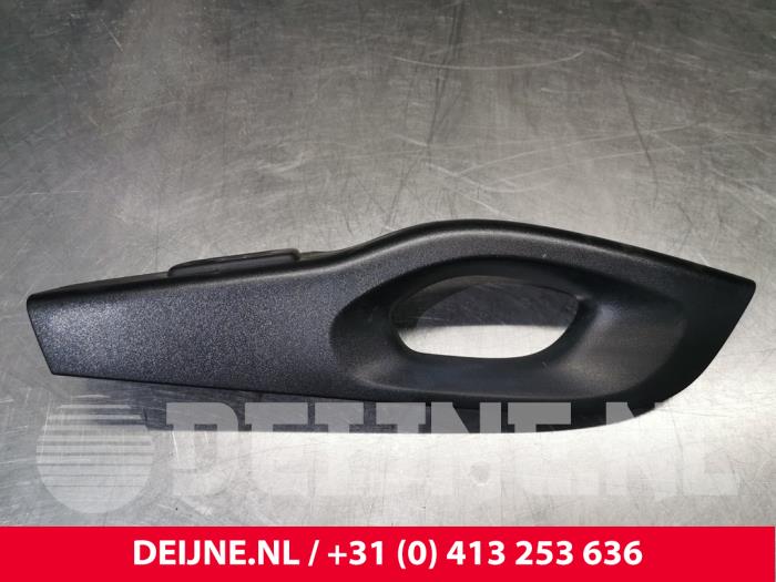 Usados Interruptor de ventanilla eléctrica Renault Trafic (1FL/2FL/3FL/4FL) 2.0 dCi 16V 120 Precio € 24,20 IVA incluido ofrecido por van Deijne Onderdelen Uden B.V.