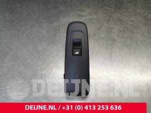 Używane Przelacznik elektrycznej szyby Toyota ProAce City 1.5 D-4D 100 Cena € 36,30 Z VAT oferowane przez van Deijne Onderdelen Uden B.V.