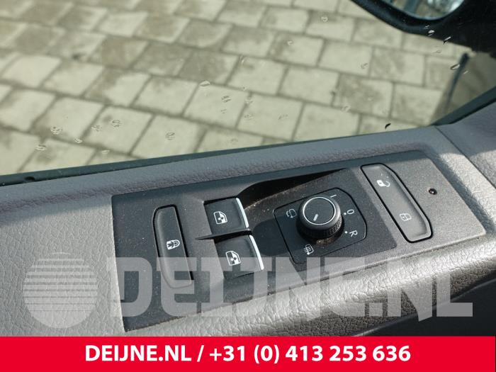 Interruptor de ventanilla eléctrica de un Volkswagen Transporter T6 2.0 TDI 150 2022