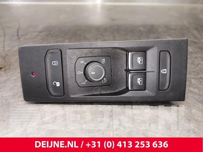 Interruptor de ventanilla eléctrica de un Volkswagen Transporter T6 2.0 TDI 150 2022