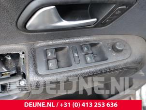 Usados Interruptor de ventanilla eléctrica Volkswagen Amarok 2.0 TDI 16V 4Motion Precio de solicitud ofrecido por van Deijne Onderdelen Uden B.V.