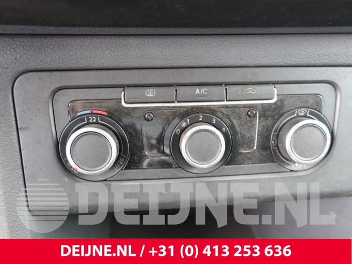 Heizung Bedienpaneel van een Volkswagen Amarok 2.0 TDI 16V 4Motion 2016