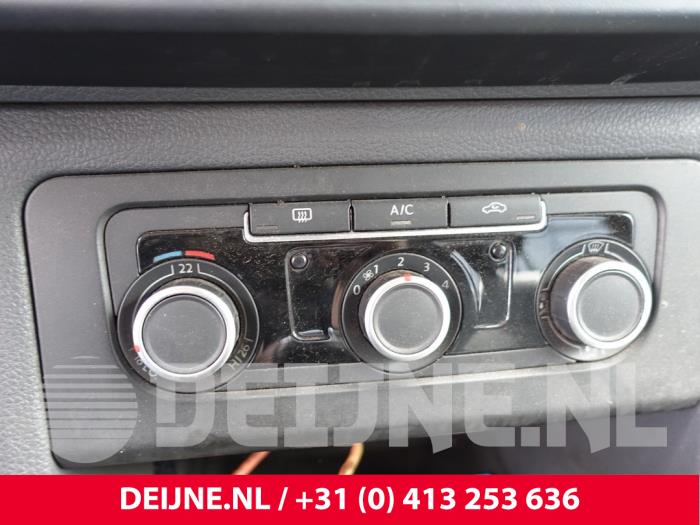 Heizung Bedienpaneel van een Volkswagen Amarok 2.0 BiTDI 16V 140 4Motion 2015