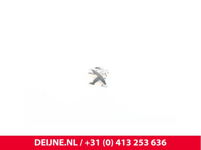 Nowe Emblemat Peugeot Partner Cena € 45,98 Z VAT oferowane przez van Deijne Onderdelen Uden B.V.
