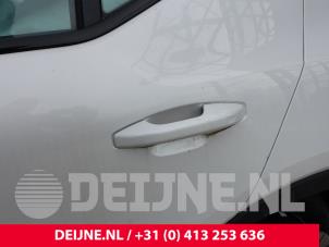 Używane Uchwyt drzwi lewych tylnych wersja 4-drzwiowa Volvo XC40 (XZ) 1.5 T3 Plug-in Hybrid 12V Cena na żądanie oferowane przez van Deijne Onderdelen Uden B.V.