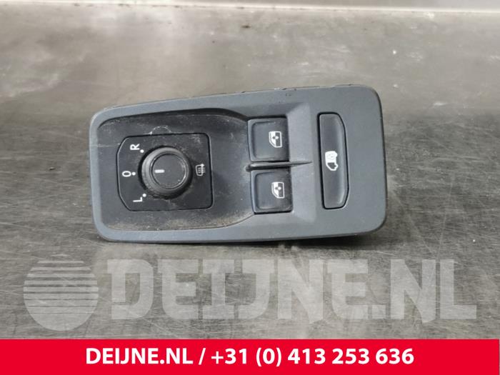 Usados Interruptor de ventanilla eléctrica Volkswagen Caddy Cargo V (SBA/SBH) 2.0 TDI BlueMotionTechnology Precio € 48,40 IVA incluido ofrecido por van Deijne Onderdelen Uden B.V.