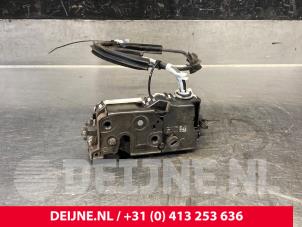 Begagnade Låsmekanism, skjutdörr, höger Opel Combo Cargo 1.5 CDTI 130 Pris € 78,65 Inklusive moms erbjuds av van Deijne Onderdelen Uden B.V.