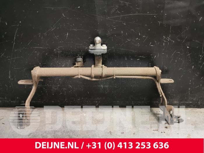 Używane Hak holowniczy Opel Combo Cargo 1.5 CDTI 130 Cena € 242,00 Z VAT oferowane przez van Deijne Onderdelen Uden B.V.