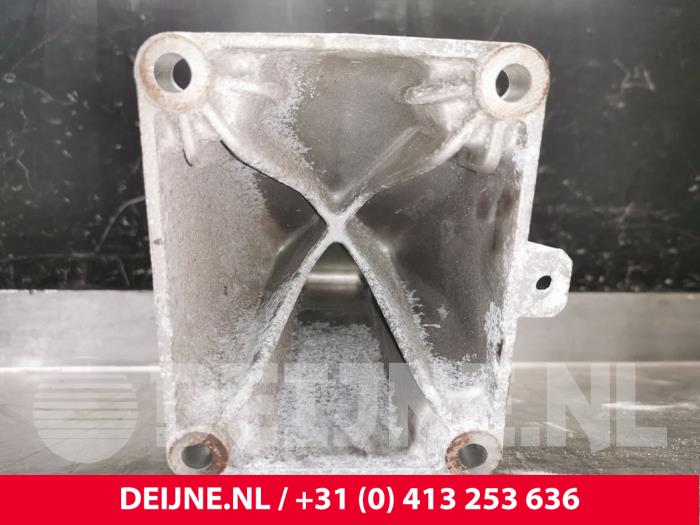 Engine mount from a Porsche Cayenne (9PA) 3.2 V6 24V 2004
