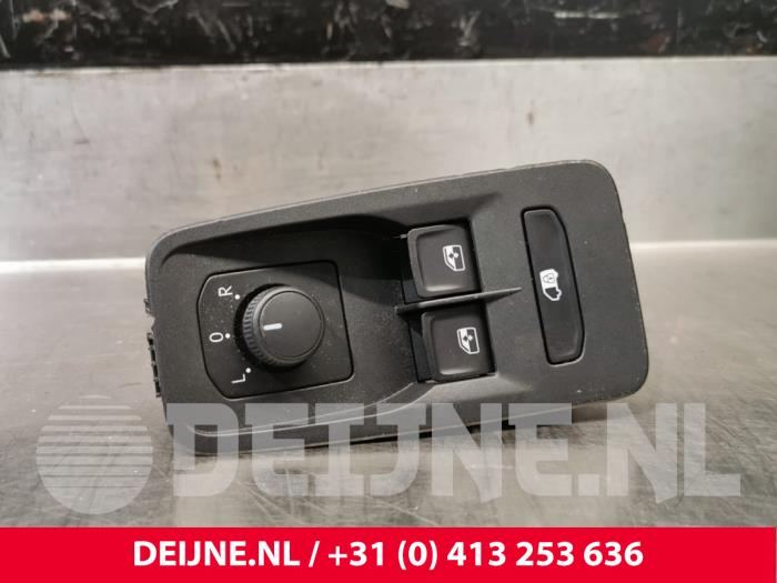 Usados Interruptor de ventanilla eléctrica Volkswagen Caddy Cargo V (SBA/SBH) 2.0 TDI BlueMotionTechnology Precio € 36,30 IVA incluido ofrecido por van Deijne Onderdelen Uden B.V.