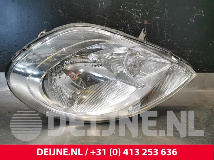 Używane Reflektor prawy Renault Trafic New (FL) 2.0 dCi 16V 115 Cena € 72,60 Z VAT oferowane przez van Deijne Onderdelen Uden B.V.
