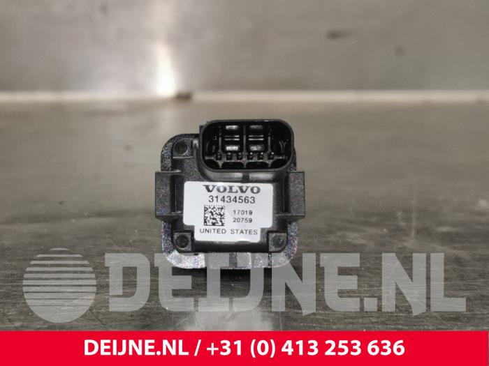 Begagnade Backkamera Volvo XC60 I (DZ) 2.0 D4 16V Pris € 100,00 Marginaltabell erbjuds av van Deijne Onderdelen Uden B.V.