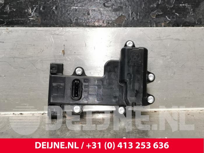 Używane Modul (rózne) Tesla Model X EV AWD Cena € 30,25 Z VAT oferowane przez van Deijne Onderdelen Uden B.V.