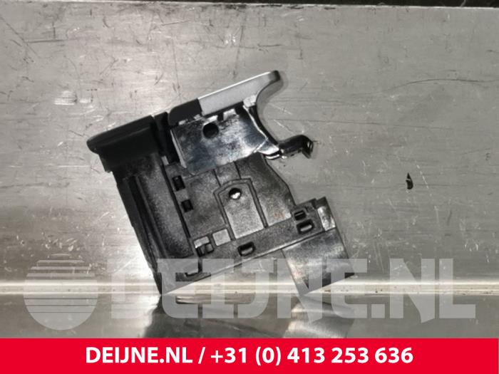 Używane Przelacznik hamulca postojowego Volkswagen Multivan T7 1.4 eHybrid 16V Cena € 24,20 Z VAT oferowane przez van Deijne Onderdelen Uden B.V.