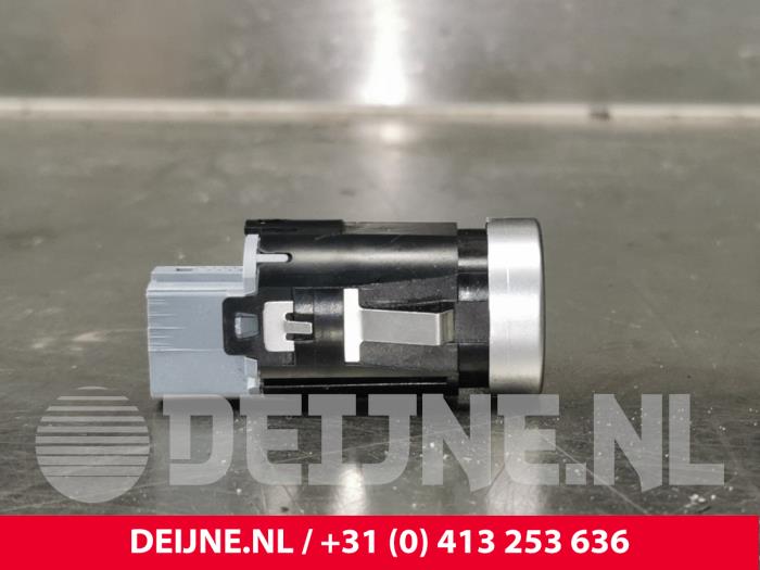 Używane Przelacznik Start/Stop Volkswagen Multivan T7 1.4 eHybrid 16V Cena € 24,20 Z VAT oferowane przez van Deijne Onderdelen Uden B.V.