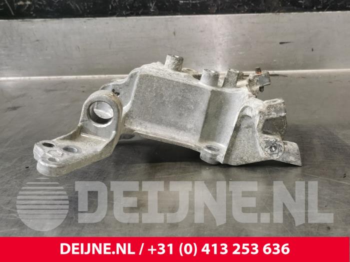 Usagé Support dynamo haut Peugeot Expert (V1/VA/VB/VE/VF/VT/VY) 1.6 Blue HDi 115 Prix € 54,45 Prix TTC proposé par van Deijne Onderdelen Uden B.V.