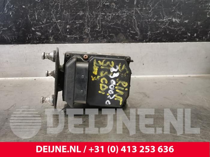 Używane Pompa ABS Mercedes Sprinter 2t (901/902) 211 CDI 16V Cena € 423,50 Z VAT oferowane przez van Deijne Onderdelen Uden B.V.