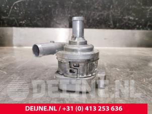 Usagé Pompe à eau Volvo V60 II (ZW) 2.0 B3 16V Mild Hybrid Prix € 190,00 Règlement à la marge proposé par van Deijne Onderdelen Uden B.V.
