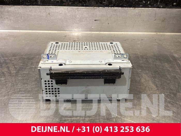 Używane Odtwarzacz CD Ford Transit Custom 2.2 TDCi 16V Cena € 242,00 Z VAT oferowane przez van Deijne Onderdelen Uden B.V.