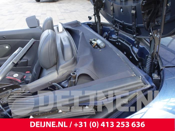 Używane Miekki dach cabrio Volvo C70 (NC) 2.3 T5 20V Cena € 1.000,00 Procedura marży oferowane przez van Deijne Onderdelen Uden B.V.