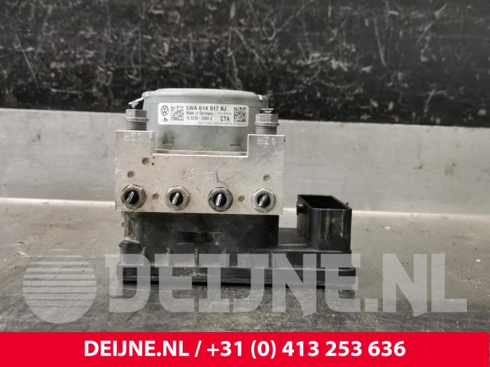 Używane Pompa ABS Volkswagen Caddy Combi V (SBB/SBJ) 2.0 TDI BlueMotionTechnology Cena € 302,50 Z VAT oferowane przez van Deijne Onderdelen Uden B.V.