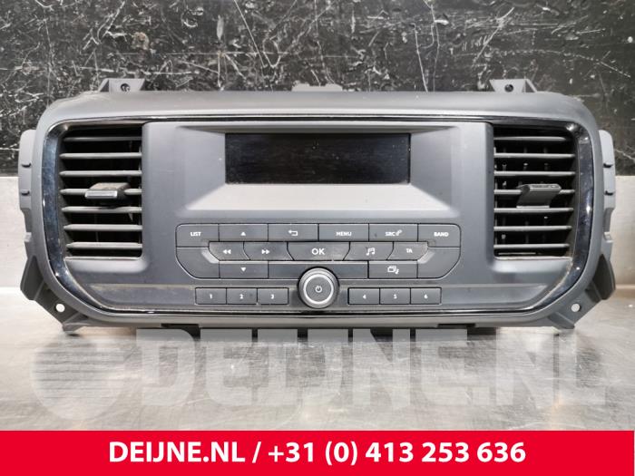 Używane Panel obslugi radia Citroen Jumpy 2.0 Blue HDI 120 Cena € 90,75 Z VAT oferowane przez van Deijne Onderdelen Uden B.V.