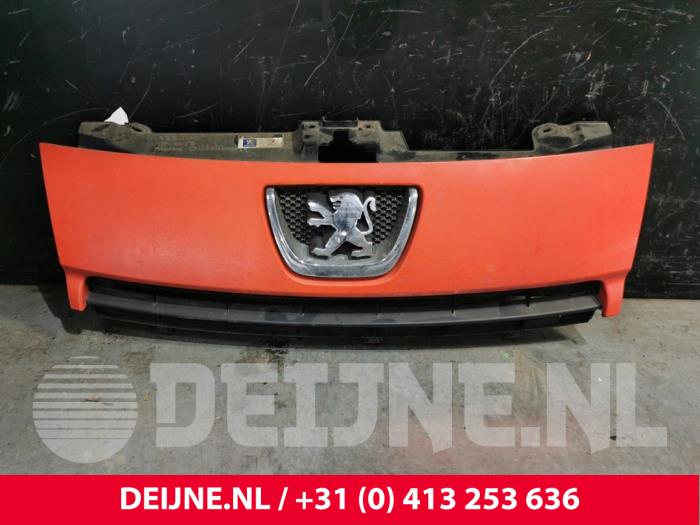 Używane Grill Peugeot Expert (G9) 1.6 HDi 90 Cena € 54,45 Z VAT oferowane przez van Deijne Onderdelen Uden B.V.