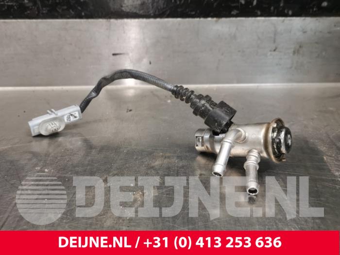 Usados Inyector Adblue Mercedes Vito (447.6) 1.7 110 CDI 16V Precio € 90,75 IVA incluido ofrecido por van Deijne Onderdelen Uden B.V.
