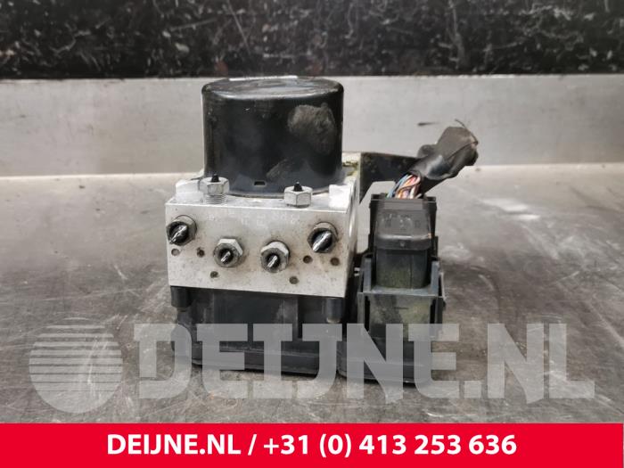 Używane Pompa ABS Volvo S60 II (FS) 2.4 D5 20V Cena € 75,00 Procedura marży oferowane przez van Deijne Onderdelen Uden B.V.