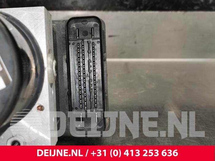 ABS Pumpe van een Volvo S40 (MS) 1.8 16V 2006