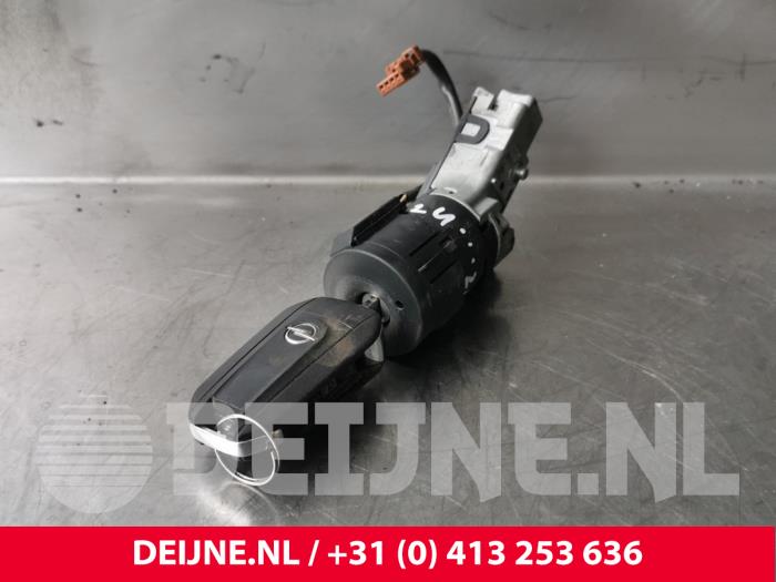 Używane Stacyjka + Kluczyk Opel Vivaro 2.0 CDTI 122 Cena € 60,50 Z VAT oferowane przez van Deijne Onderdelen Uden B.V.