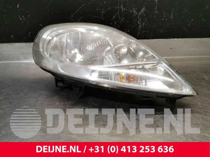 Używane Reflektor prawy Nissan Primastar 2.0 dCi 120 Cena € 72,60 Z VAT oferowane przez van Deijne Onderdelen Uden B.V.
