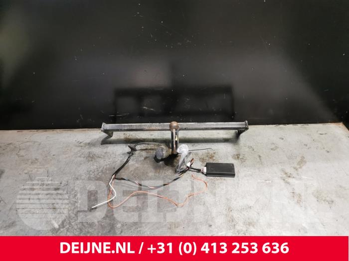 Używane Hak holowniczy Volvo V60 I (FW/GW) 1.6 T3 16V Cena € 145,00 Procedura marży oferowane przez van Deijne Onderdelen Uden B.V.