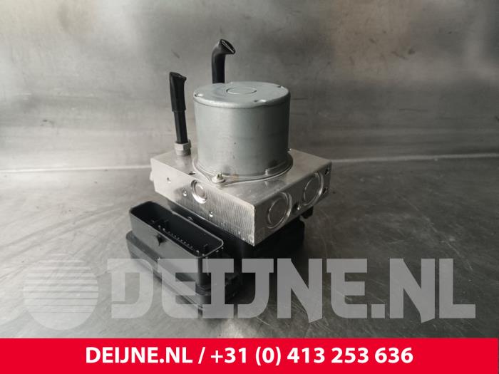 Usagé Pompe ABS Lynk &amp; Co 01 1.5 PHEV Prix € 175,45 Prix TTC proposé par van Deijne Onderdelen Uden B.V.