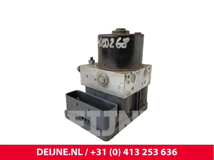 Używane Pompa ABS Volvo C70 (MC) 2.4i 20V Cena € 50,00 Procedura marży oferowane przez van Deijne Onderdelen Uden B.V.