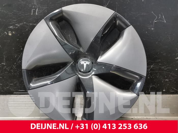 Używane Kolpak Tesla Model 3 Cena € 25,00 Procedura marży oferowane przez van Deijne Onderdelen Uden B.V.
