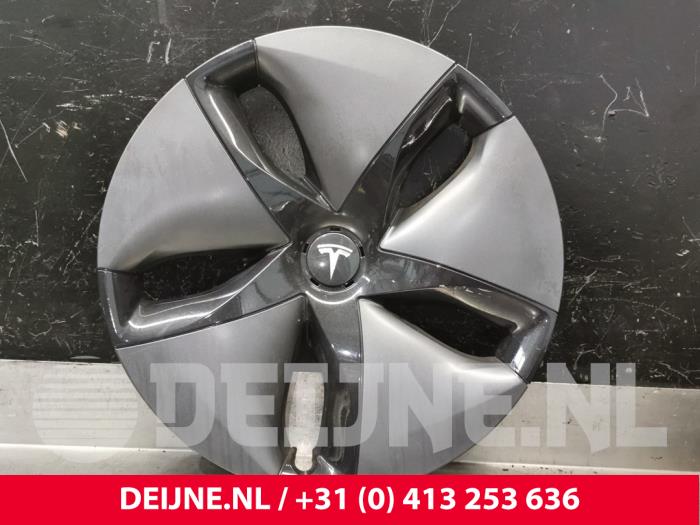 Używane Kolpak Tesla Model 3 Cena € 25,00 Procedura marży oferowane przez van Deijne Onderdelen Uden B.V.