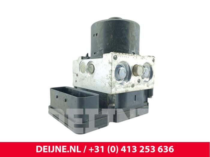 Używane Pompa ABS Volkswagen Transporter T5 2.0 TDI DRF Cena € 54,45 Z VAT oferowane przez van Deijne Onderdelen Uden B.V.