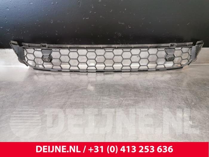 Begagnade Grill Volvo V60 I (FW/GW) 2.0 T4 16V Pris € 150,00 Marginaltabell erbjuds av van Deijne Onderdelen Uden B.V.