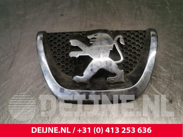 Gebrauchte Emblem Peugeot Partner (GC/GF/GG/GJ/GK) 1.6 HDI, BlueHDI 75 Preis € 18,15 Mit Mehrwertsteuer angeboten von van Deijne Onderdelen Uden B.V.