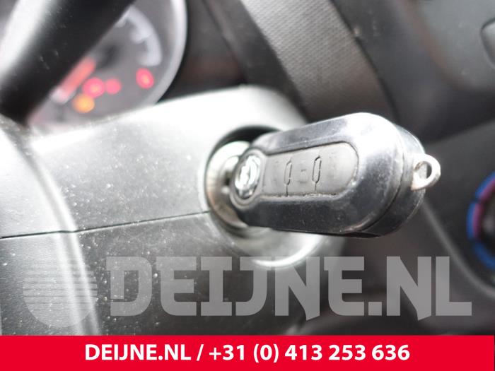 Używane Stacyjka + Kluczyk Opel Combo 1.3 CDTI 16V ecoFlex Cena na żądanie oferowane przez van Deijne Onderdelen Uden B.V.