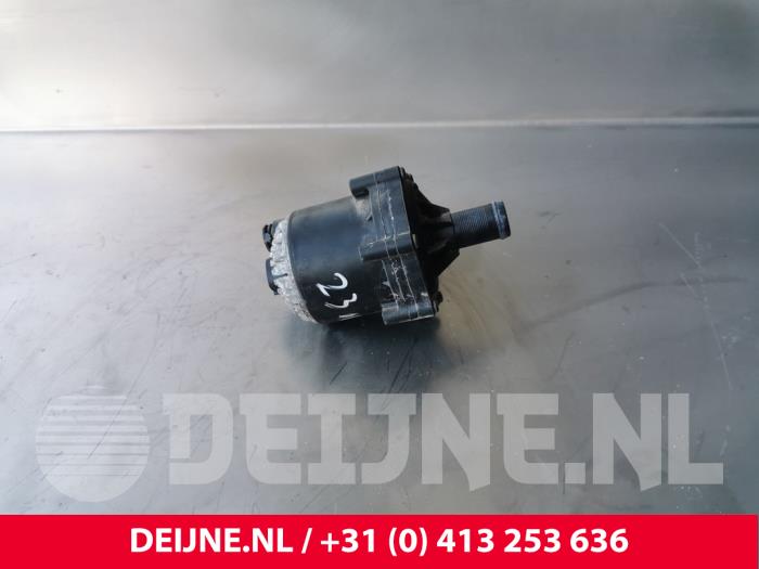 Begagnade Extra vattenpump Tesla Model S 85 Pris € 54,45 Inklusive moms erbjuds av van Deijne Onderdelen Uden B.V.