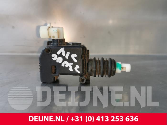 Używane Rózne Tesla Model S 85 Cena € 30,25 Z VAT oferowane przez van Deijne Onderdelen Uden B.V.