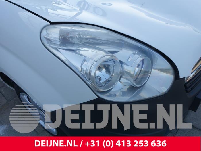 Używane Reflektor prawy Opel Combo 1.3 CDTI 16V ecoFlex Cena € 60,50 Z VAT oferowane przez van Deijne Onderdelen Uden B.V.