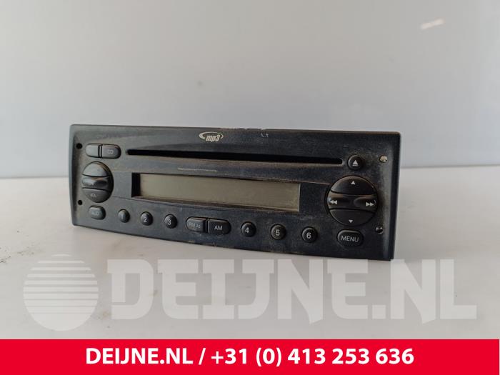 Używane Radio Iveco New Daily IV 35C15V, 35C15V/P Cena € 36,30 Z VAT oferowane przez van Deijne Onderdelen Uden B.V.