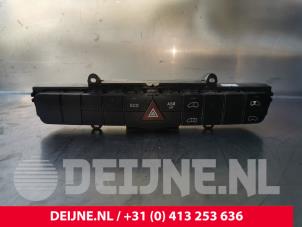 Usagé Commutateur éclairage d'urgence Mercedes Sprinter 3,5t (906.63) 319 CDI,BlueTEC V6 24V Prix € 48,40 Prix TTC proposé par van Deijne Onderdelen Uden B.V.