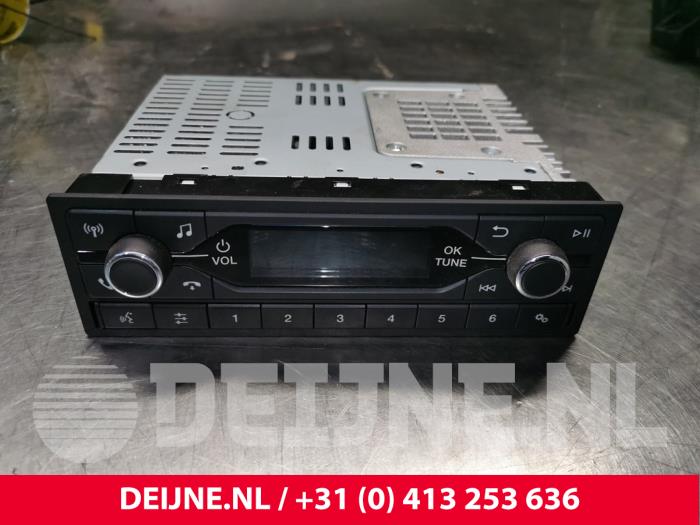 Używane Radio Ford Transit Custom 2.0 TDCi 16V Eco Blue 130 Cena € 121,00 Z VAT oferowane przez van Deijne Onderdelen Uden B.V.
