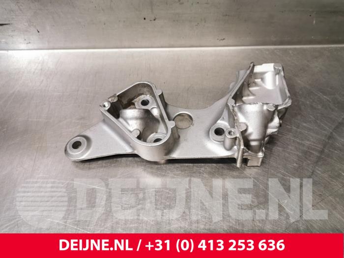 Used Engine mount Volvo V60 II (ZW) 2.0 B3 16V Mild Hybrid Price € 50,00 Margin scheme offered by van Deijne Onderdelen Uden B.V.