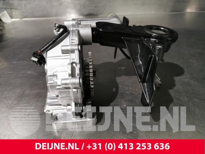 Używane Pompa oleju Volvo V60 II (ZW) 2.0 B3 16V Mild Hybrid Cena € 250,00 Procedura marży oferowane przez van Deijne Onderdelen Uden B.V.